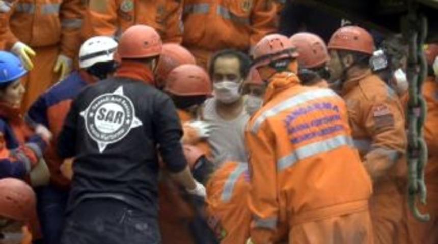 Otel enkazından 17 saat sonra sağ kurtarıldı