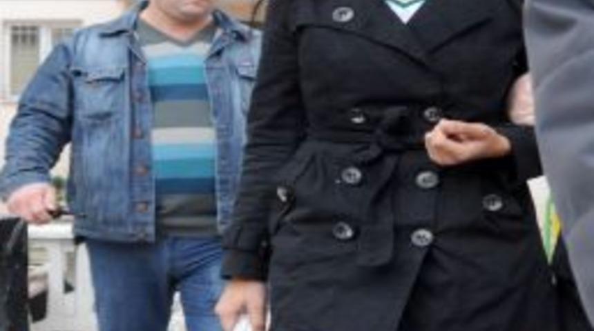 Babasını &ouml;ld&uuml;ren kız, adliyeye sevk edildi