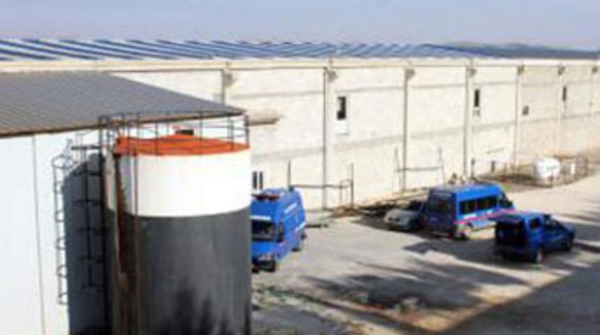 Gaziantep'te fabrikanın &ccedil;atısı &ccedil;&ouml;kt&uuml;: 2 &ouml;l&uuml;