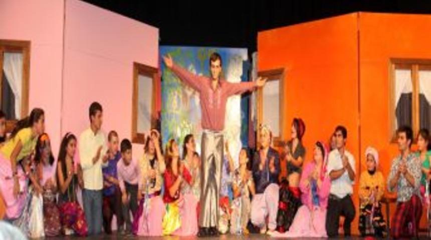 Karabağlar Belediye Tiyatrosu Gen&ccedil;lik Sahnesi ilk oyununu sahneledi