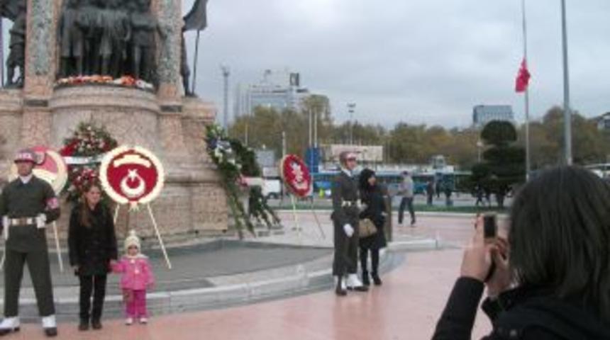 Taksim Cumhuriyet Anıtı&rsquo;nda Ata&rsquo;ya saygı n&ouml;beti tutan askerlere b&uuml;y&uuml;k ilgi