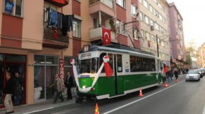 Bursalı, bayramda nostalji tramvayına b&uuml;y&uuml;k ilgi g&ouml;sterdi