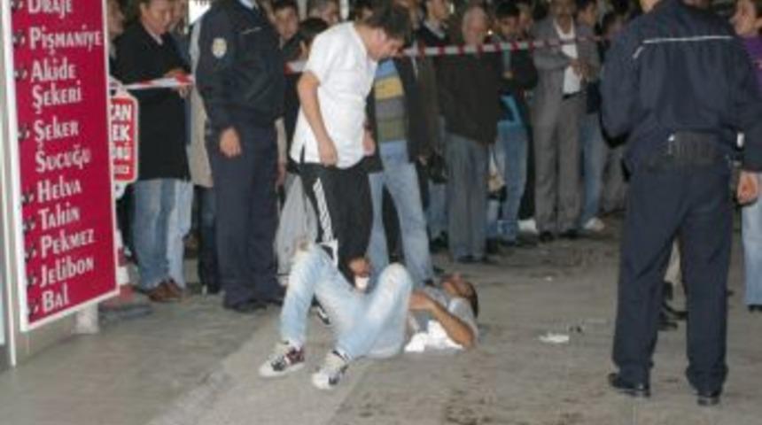Adliye &ouml;n&uuml;nde bı&ccedil;aklı sopalı kavga: 2'si ağır 6 kişi yaralandı