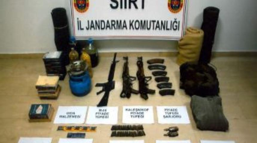 Jandarma, &ouml;ld&uuml;r&uuml;len ter&ouml;ristlere ait cephaneyi ele ge&ccedil;irdi