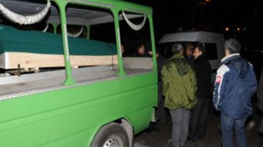 Bayramın ikinci g&uuml;n&uuml; babasını &ouml;ld&uuml;r&uuml;p k&ouml;m&uuml;rl&uuml;kte sakladı