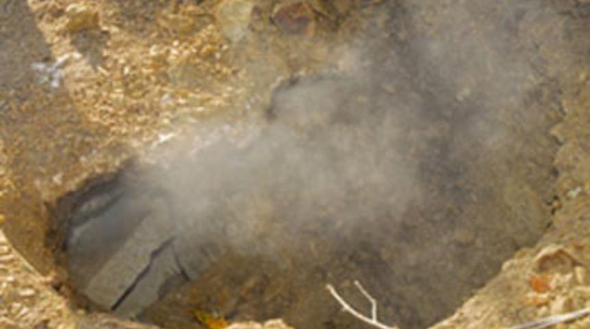 Yeraltından &ccedil;ıkan dumanın sırrı &ccedil;&ouml;z&uuml;ld&uuml;!