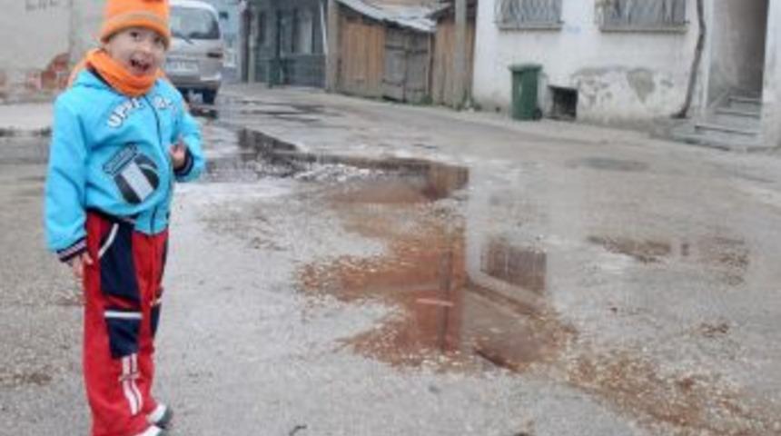 Şehir merkezindeki tabakhaneler derileri sokağa yığdı, vatandaş tepki g&ouml;sterdi