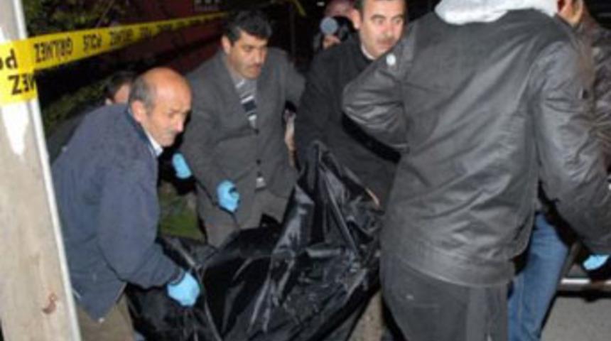 Babasını &ouml;ld&uuml;r&uuml;p k&ouml;m&uuml;rl&uuml;ğe g&ouml;md&uuml;