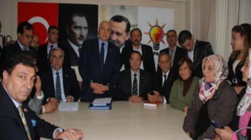 AK Parti İzmir'de il&ccedil;e başkanlıkları i&ccedil;in temay&uuml;l yoklaması yapıyor