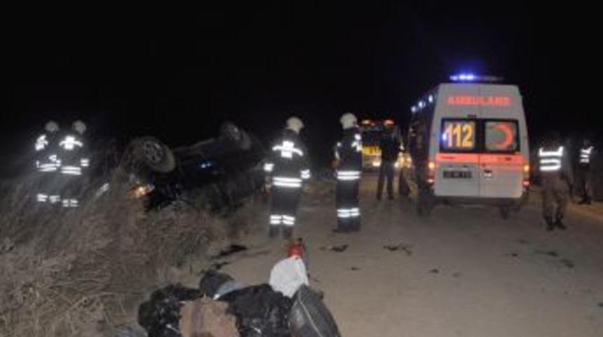 Ka&ccedil;ak g&ouml;&ccedil;menleri taşıyan ara&ccedil; devrildi: 3 &ouml;l&uuml; 9 yaralı