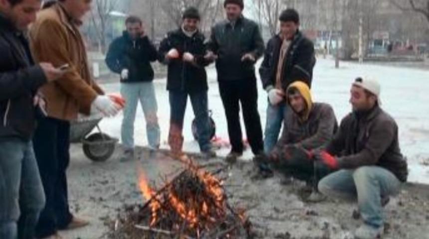 Ardahan eksi 10 dereceyi g&ouml;rd&uuml;, inşaat iş&ccedil;ileri &ccedil;alışmakta zorluk &ccedil;ekiyor
