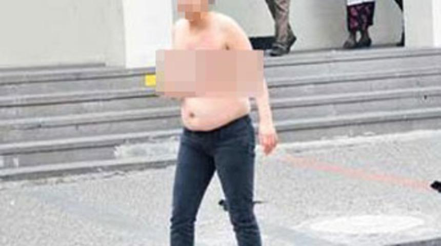 Kızına kızdı, sokakta soyundu