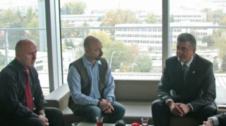 Enkaz altında kalan DHA &ccedil;alışanları i&ccedil;in umutlu bekleyiş s&uuml;r&uuml;yor