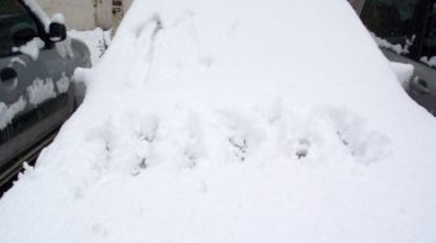 Bayburtlular g&uuml;ne kar yağışı ile uyandı