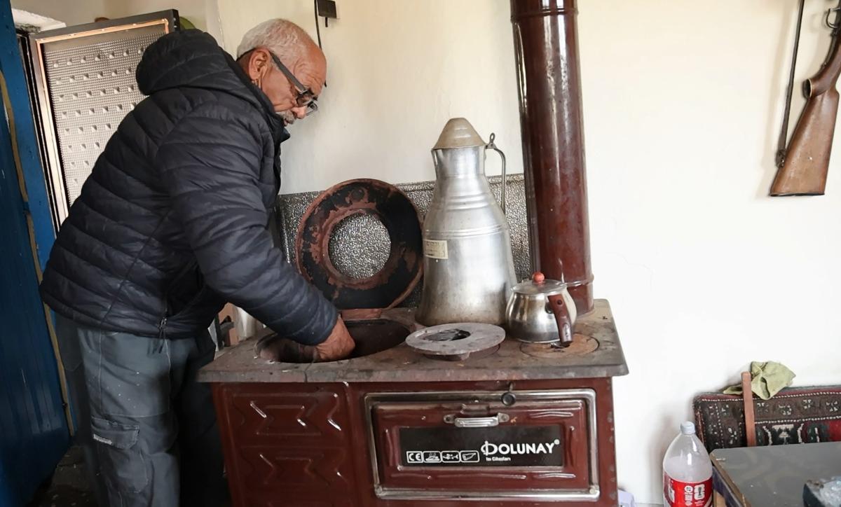 11 yıl önce herkes terk etti: Hayalet köyün tek sahibi 72 yaşındaki Selami dede! 4
