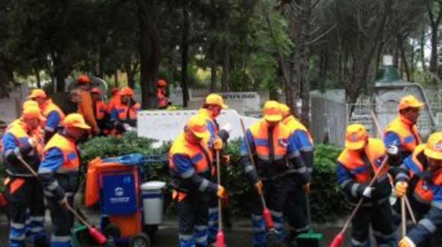 Temizlik g&ouml;revlileri '&Ccedil;&ouml;p&ccedil;&uuml;ler Kralı'nı doğum g&uuml;n&uuml;nde andı