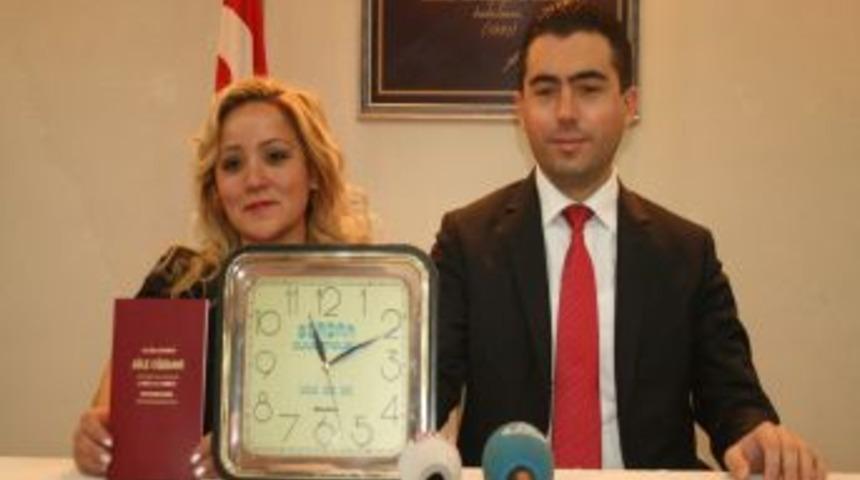 Tanıştıkları tarihten 5 yıl sonra 11.11.2011'de evlendiler