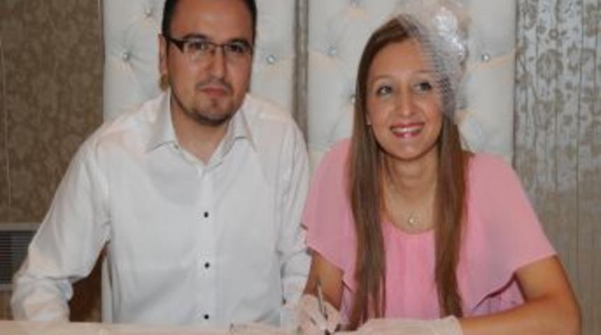 Evlilik yıl d&ouml;n&uuml;m&uuml;n&uuml; unutmamak i&ccedil;in bug&uuml;n nikah kıydılar