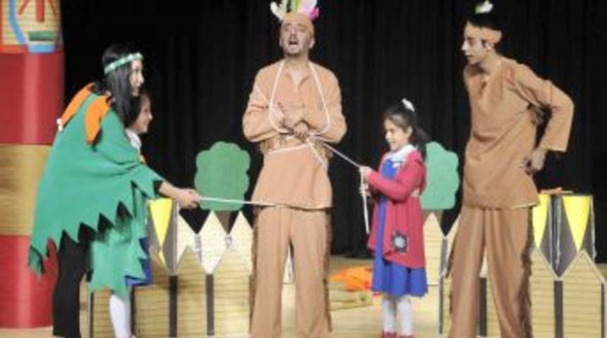 D&ouml;rt Mevsim Tiyatro Salonu perdelerini &ccedil;ocuklar i&ccedil;in a&ccedil;tı