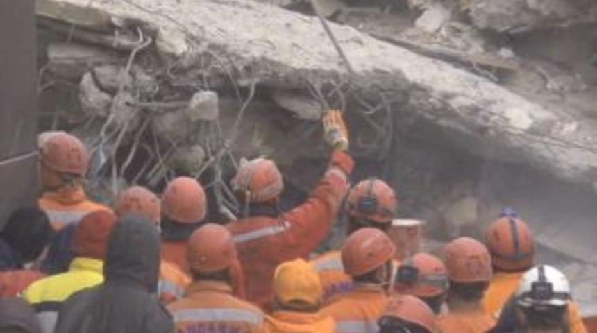 Kar yağışı altında arama &ccedil;alışmaları devam ediyor