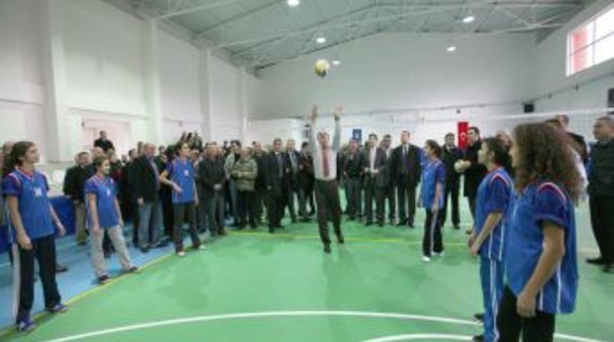 Bursa Gazi Anadolu Lisesi spor salonuna kavuştu