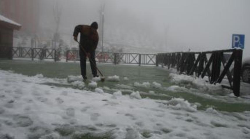 Kartepe'de kar kalınlığı 10 santimetreye ulaştı