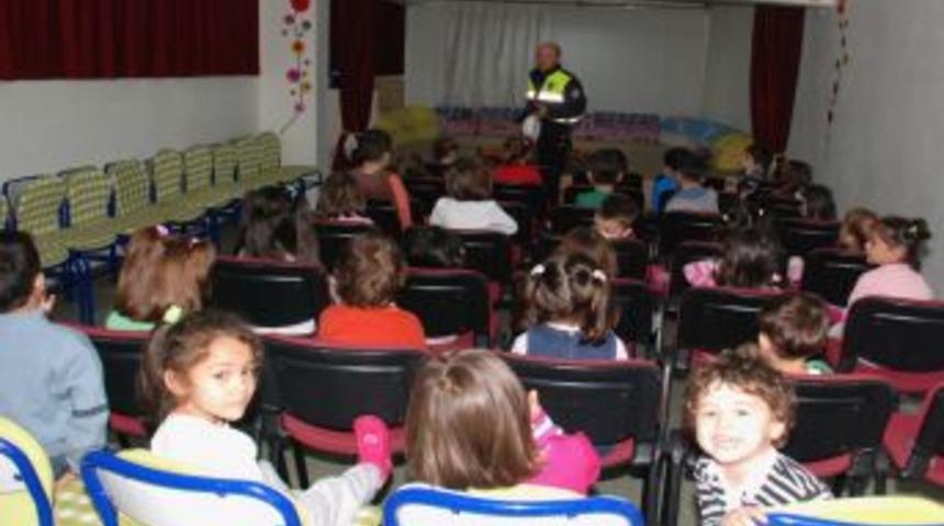 Kreş &ouml;ğrencilerine trafik eğitimi