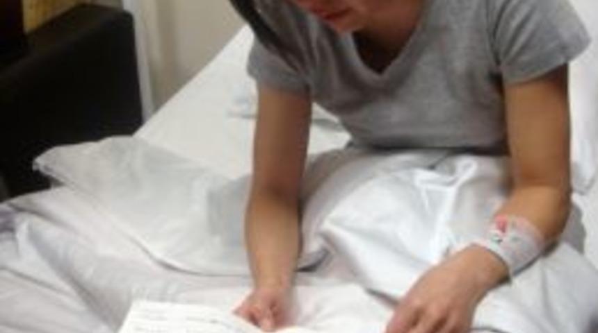 Japon yardımsever enkazdan &ccedil;ıkardığı taşı elinden bırakmıyor