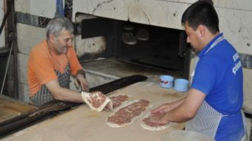 Kurban Bayramı'nın ardından fırınlarda kıymalı pide mesaisi başladı