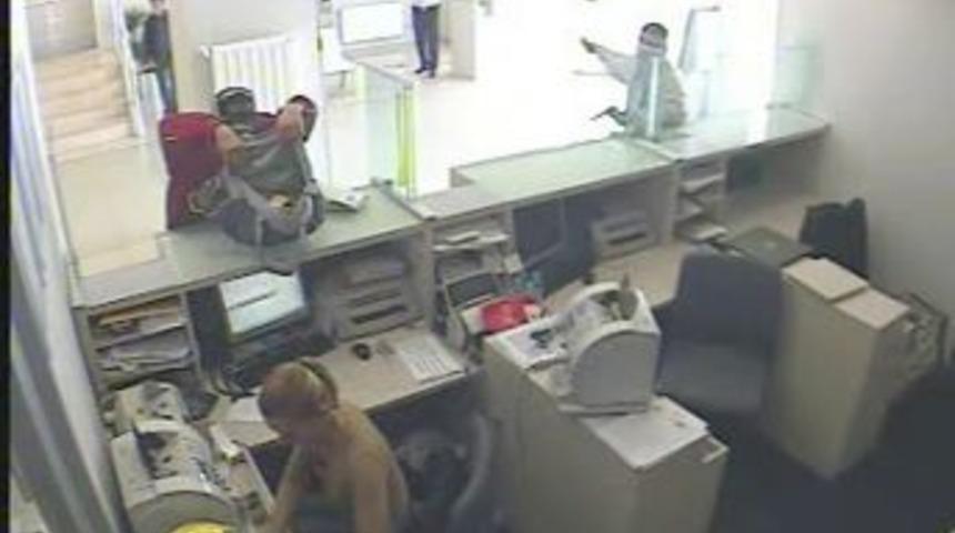 Polis banka soyguncusunu 'iğneyle kuyu kazarak' buldu