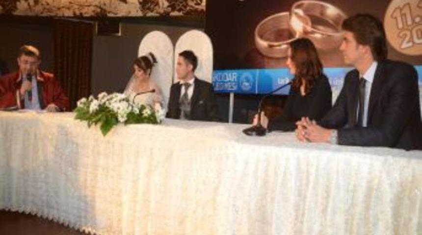 &Uuml;sk&uuml;dar&rsquo;da 11.11.2011'de 111 nik&acirc;h kıyıldı