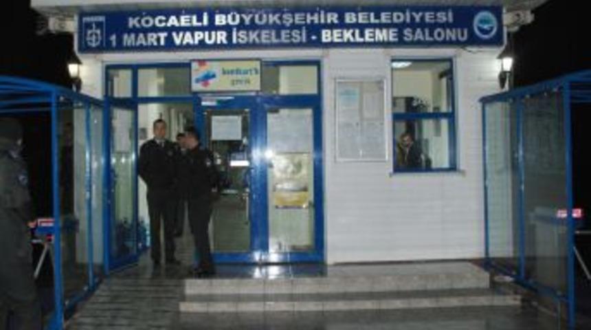 Ka&ccedil;ırılan deniz otob&uuml;s&uuml;n&uuml;n kalktığı iskelede endişeli bekleyiş s&uuml;r&uuml;yor