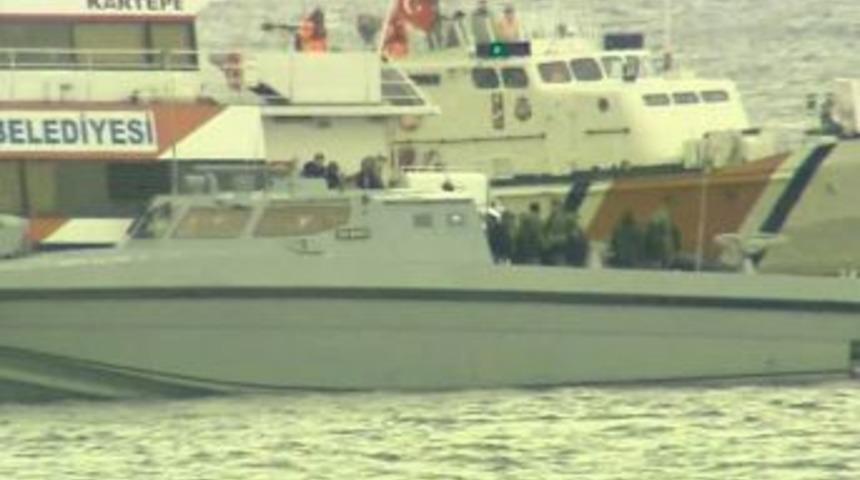 Başarılı operasyonu yapan timler deniz otob&uuml;s&uuml;n&uuml;n yanından ayrıldı