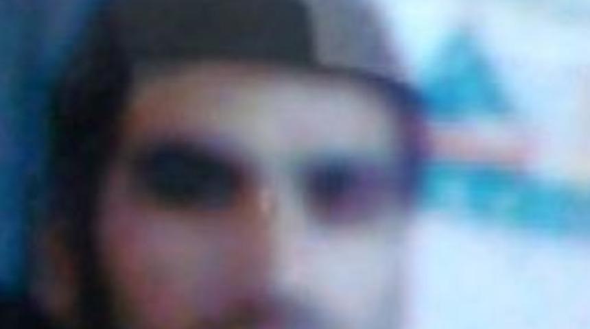 Ter&ouml;ristin fotoğrafı cep telefonunda