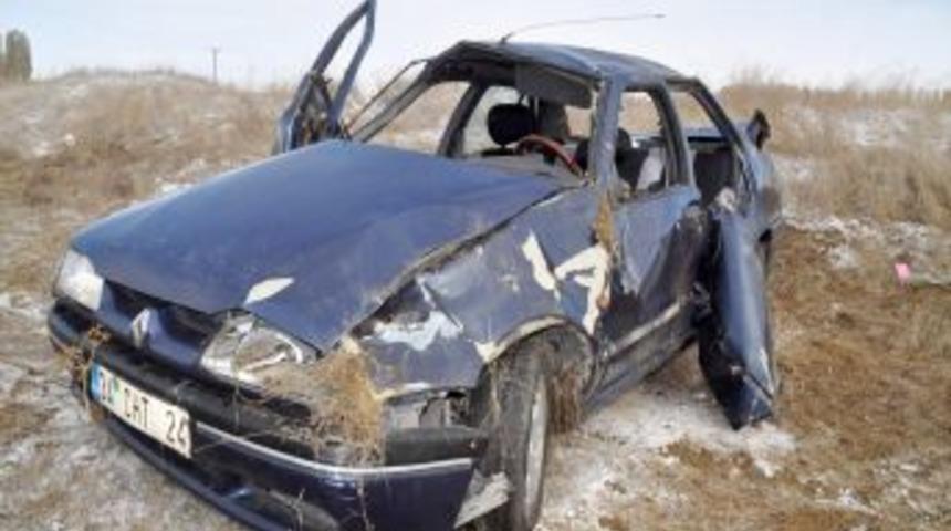 Buzlanan yolda otomobil şarampole u&ccedil;tu: 6 yaralı