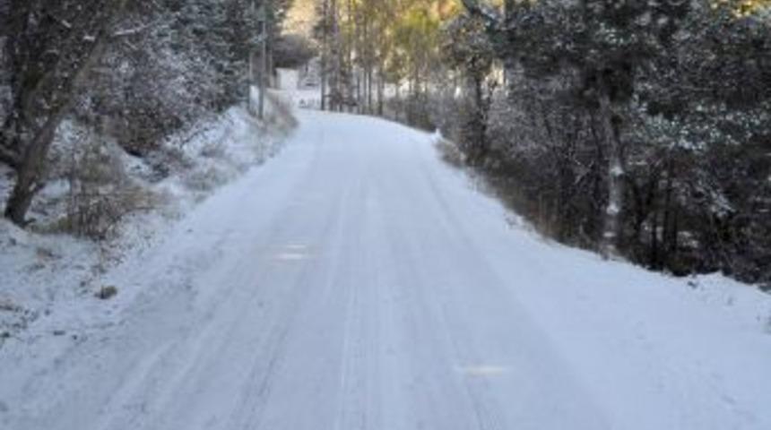 Yozgat g&uuml;ne beyaz &ouml;rt&uuml;yle uyandı