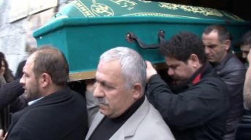 Laz Ziya'yı kızları g&ouml;zyaşlarıyla uğurladı