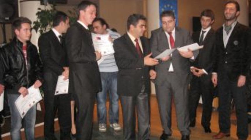 Kursiyer gazeteciler sertifikalarını aldı