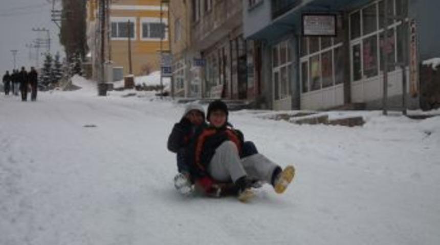 Sarıkamış&rsquo;ta &ccedil;atılarda oluşan buz sarktıları korkutuyor