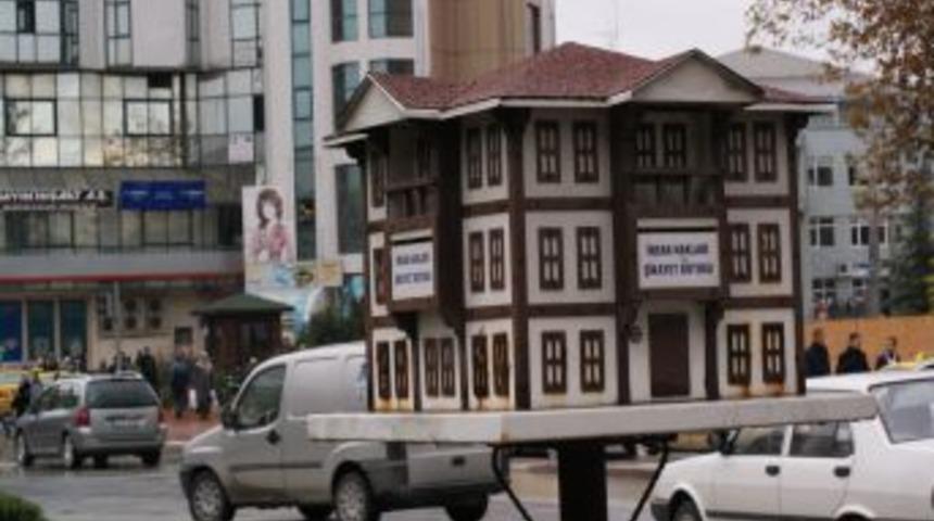 Tarihi ev g&ouml;r&uuml;n&uuml;m&uuml;ndeki şikayet kutusu s&uuml;s zannediliyor