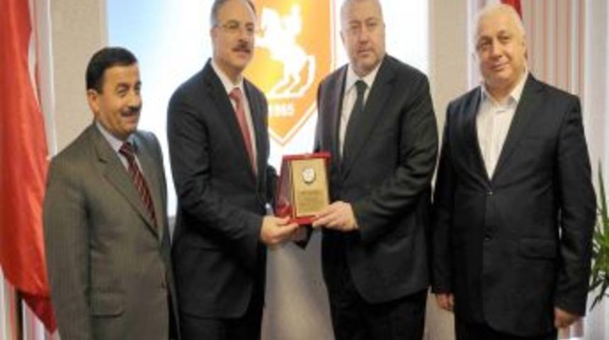 Canik Başarı &Uuml;niversitesi'nden Kazım Yılmaz'a teşekk&uuml;r plaketi