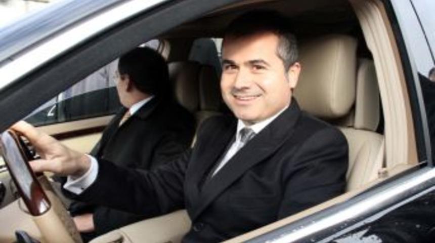 Bakan Kılı&ccedil;, k&ouml;pr&uuml;l&uuml; kavşağı trafiğe makam aracıyla a&ccedil;tı