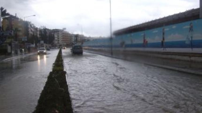 Sağanak yağmur Kuşadası&rsquo;nı da vurdu