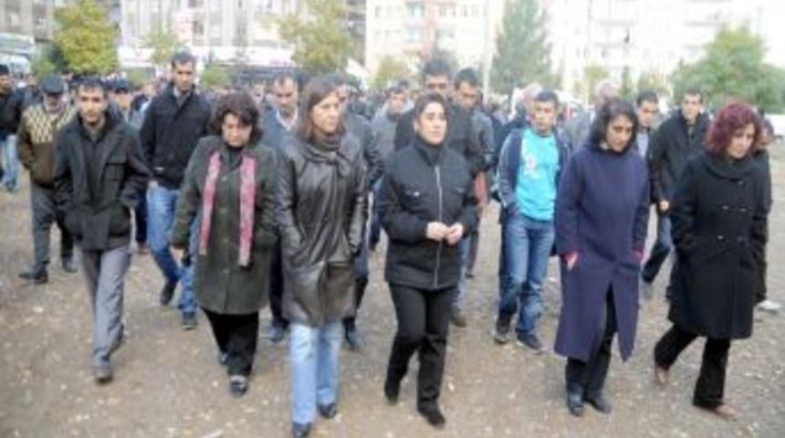 Diyarbakır&rsquo;da &ouml;rg&uuml;t yandaşları, kepenk kapatmayan bir markete saldırdı