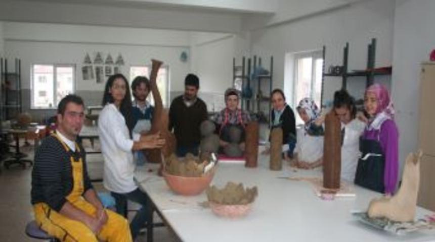 Okulda &ouml;ğrendiklerini at&ouml;lyelerde uyguluyorlar