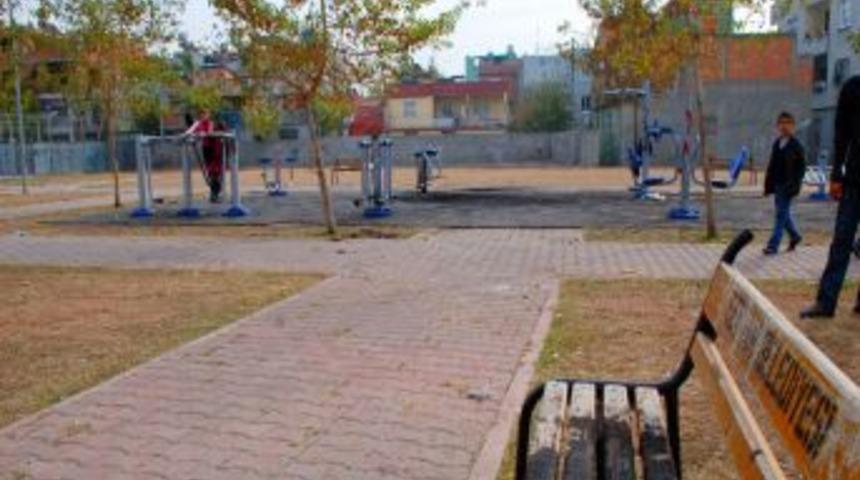 Seyhan'da &ccedil;ocuk parkı ve a&ccedil;ık hava spor aletleri tahrip edildi