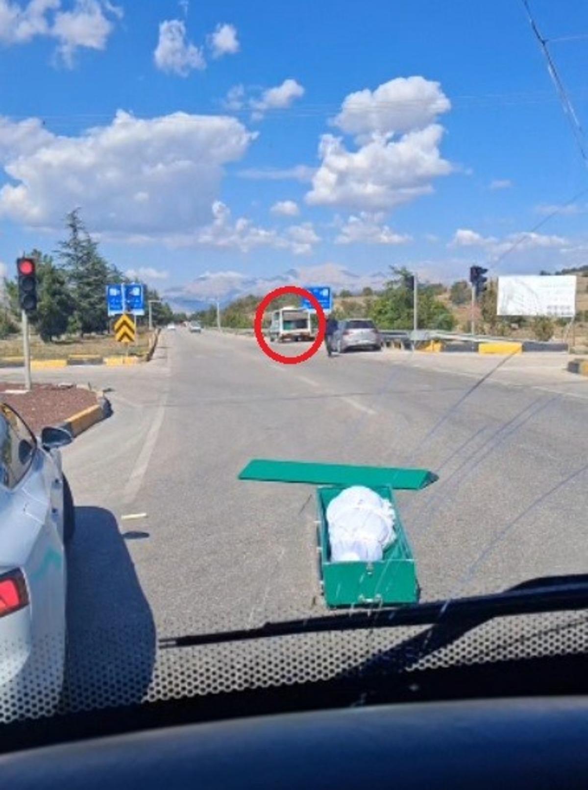 Isparta da i&ccedil;inde cenaze bulunan tabut yola d&uuml;şt&uuml; 1