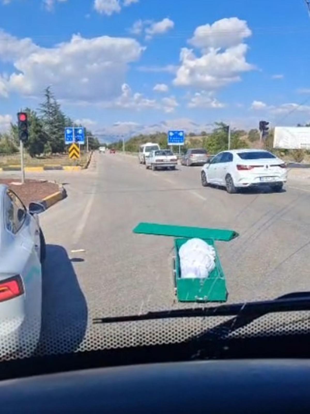Isparta da i&ccedil;inde cenaze bulunan tabut yola d&uuml;şt&uuml; 2