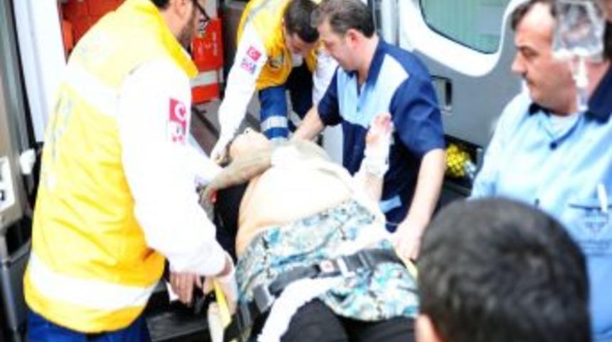 Pazardaki kavgada yoldan ge&ccedil;en kadını vurdular