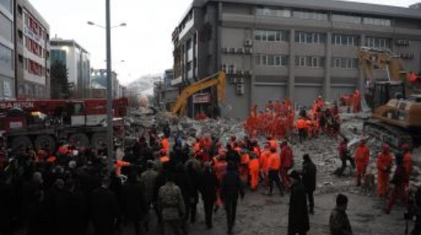 Başbakan Erdoğan Bayram Otel enkazında incelemelerde bulundu